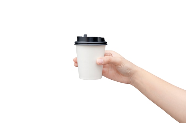 Quita la taza de café. Mano femenina que sostiene una taza de papel del café aislada