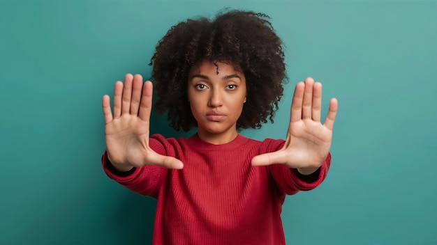 Foto quítalo de mí descontento chica negra tira de las palmas en el gesto de parada se siente infeliz