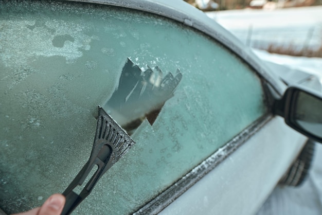 Quitar la nieve del automóvil después de una fuerte tormenta Herramienta mecánica para descongelar