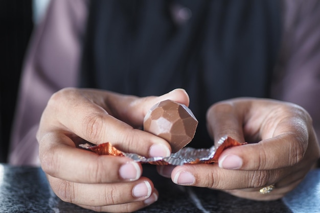 Quitar el paquete de un chocolate