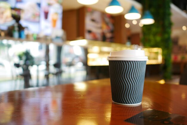 Foto quitar la taza de café de papel o en la mesa de café