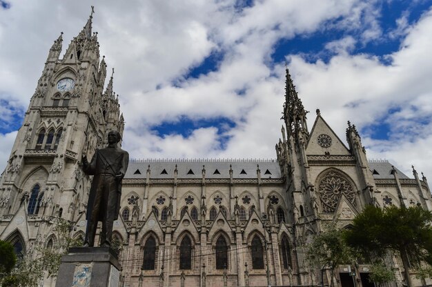 Quito Ecuador vista de la ciudad arte de la catedral y arquitectura gótica