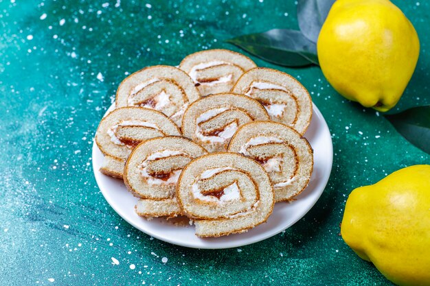 Quittenmarmeladenkuchenrolle mit frischen Bio-Quitten