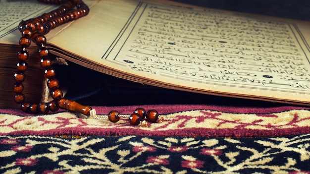 Quran das heilige Buch der muslimischen Religion und Pray Counting Bead Photo