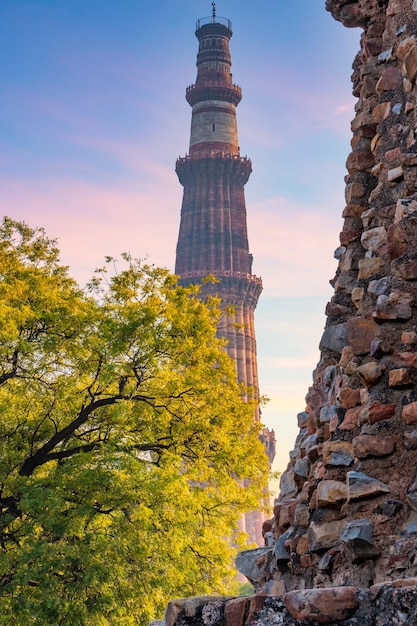 Foto qutub minar minaret um minarete mais alto na índia