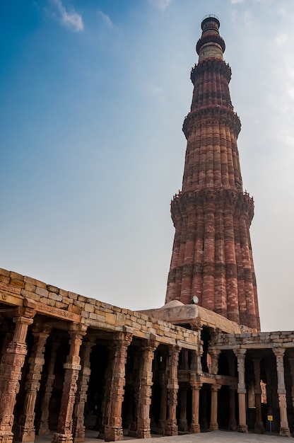 Qutub minar, o mais alto mármore e torre de arenito vermelho delhi, índia