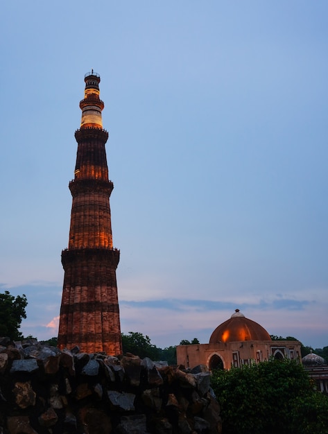 Qutub Minar - Qutab Minar Road, Delhi Bild Abendansicht