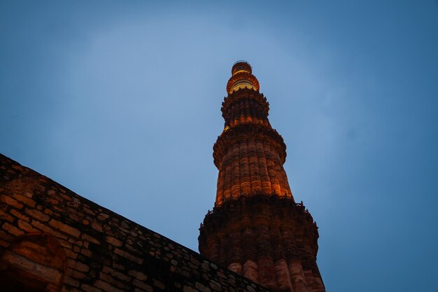 Qutub Minar- Qutab Minar Road, Delhi imagem vista noturna