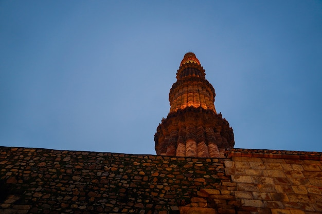 Qutub Minar- Qutab Minar Road, Delhi imagem vista noturna