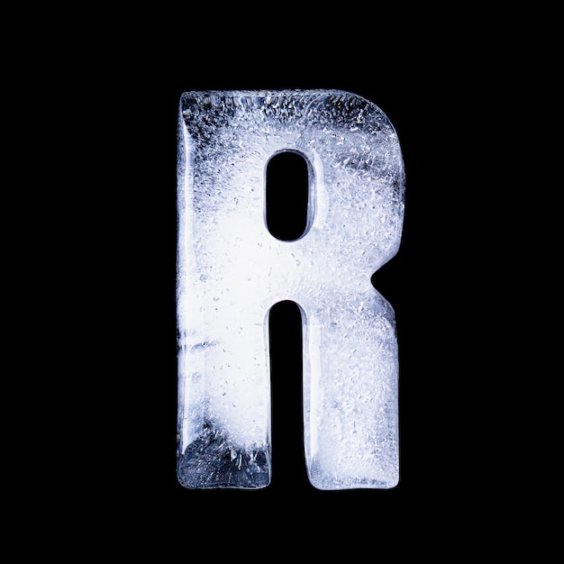 R água congelada em forma de alfabeto isolada no fundo preto