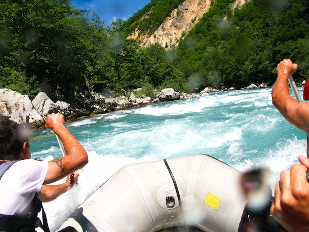 RÍO MONTENEGRO TARA en el norte de Montenegro pasó concursos de rafting