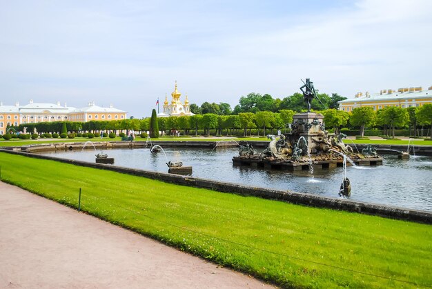 RÚSSIA SAINTPETERBURG PETERHOF RECEBEU VISITANTES APÓS A RESTAURAÇÃO DE MUITAS EXPOSIÇÕES