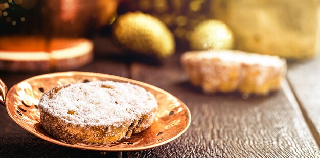 Rabanada, brasilianisches Weihnachtsdessert, Scheibe gebratenes Brot mit Zimt und Zucker in antikem kupfernem Skimmer. Geröstetes Brot mit Zimt