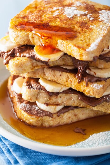 Foto rabanadas com molho de banana chocolate e caramelo no café da manhã