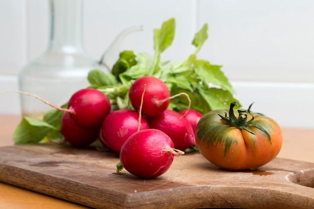 Rabanete e tomate na tábua