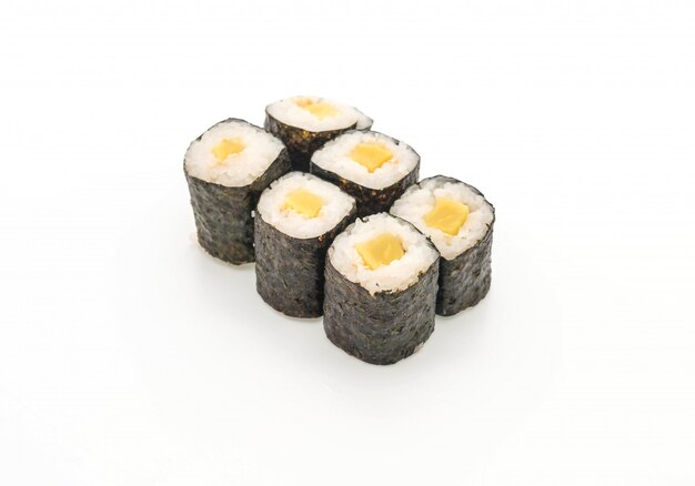 Rabanete em conserva maki sushi- estilo de comida japonesa