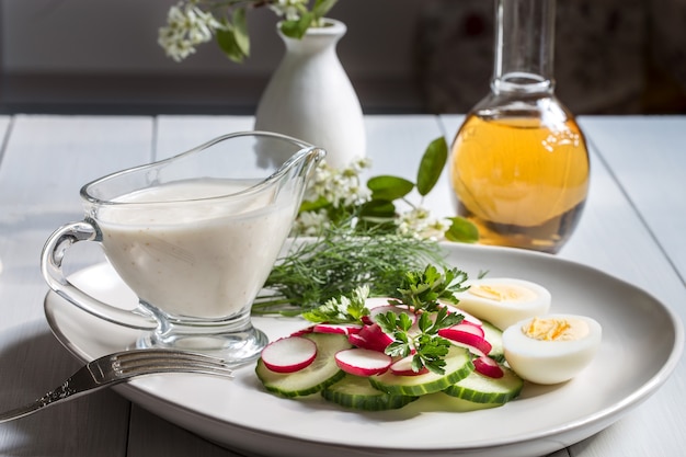 Rabanete fatiado e pepino com ovo e creme de leite