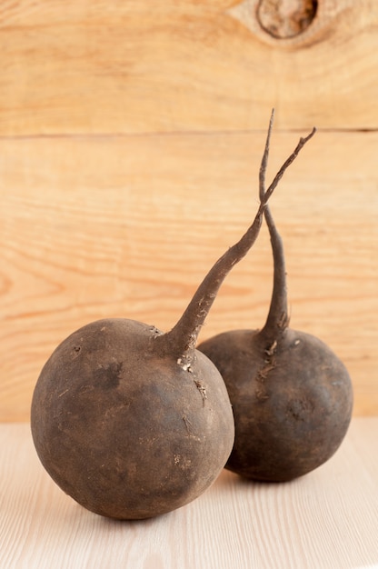 Rabanete preto cru em fundo de madeira