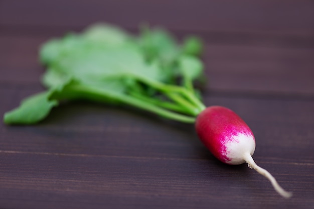 Rabanete vermelho em uma mesa de madeira marrom