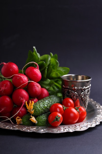 Rábano pepino cereza en una bandeja de metal