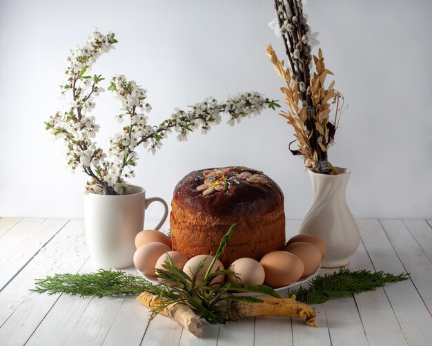 El rábano picante de los huevos de Pascua está en la tabla blanca