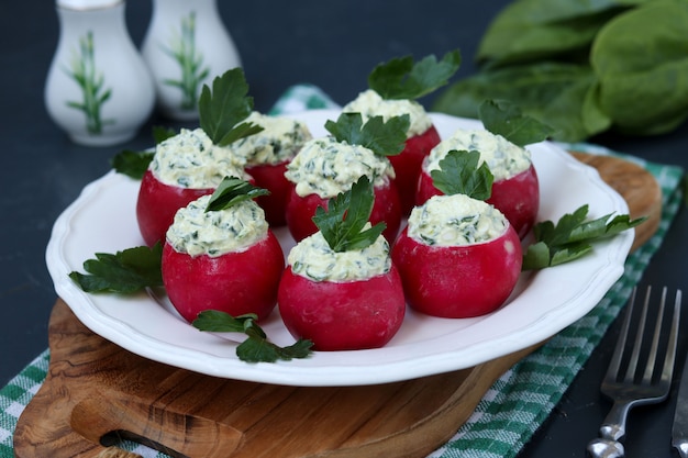 Rábano relleno de queso feta, espinacas y huevo cocido