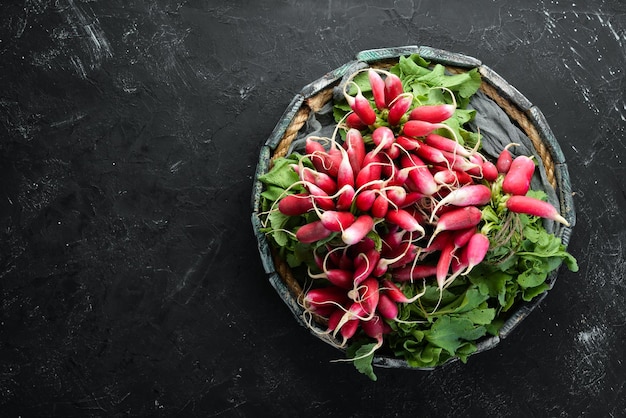 Rábano rojo en una caja de madera Verduras frescas Vista superior