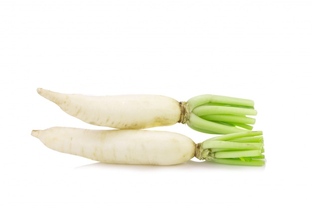 Foto rábanos daikon aislados en fondo blanco