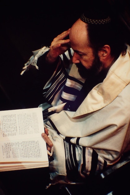 Rabbi liest ein Buch in der Synagoge