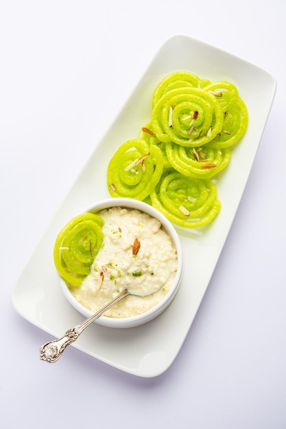 Rabdi Jalebi Jilebi verde o imarati con Rabri hecho de postre indio de leche condensada