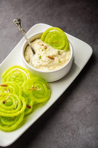 Rabdi Jalebi Jilebi verde o imarati con Rabri hecho de postre indio de leche condensada