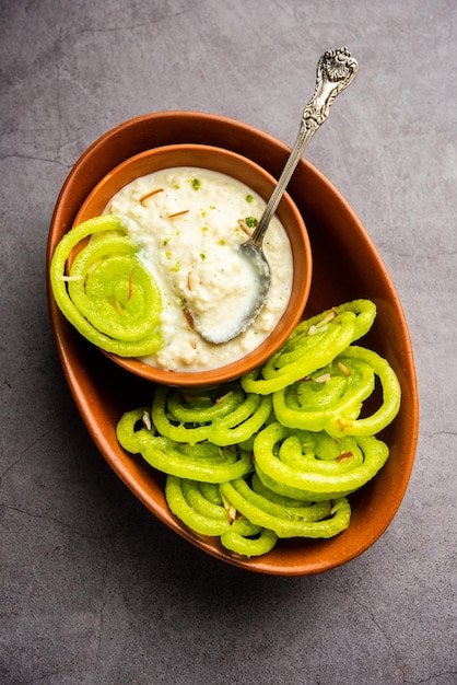 Foto rabdi jalebi jilebi verde ou imarati com rabri feito de leite condensado sobremesa indiana