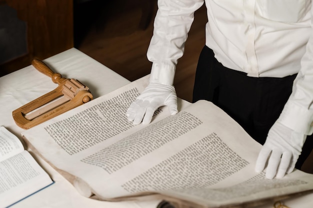 Foto el rabino con la biblia hebrea judía está orando por israel celebración de purim el rabino está leyendo el tanakh biblia judía grogger ruidoso para purim