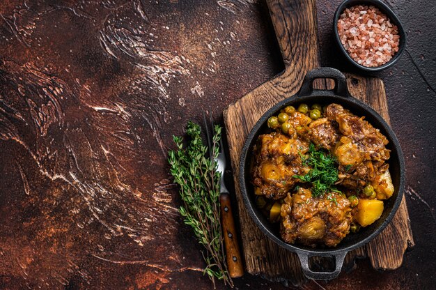 Rabo de boi cozido com vinho e vegetais em uma panela