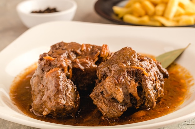 Rabo de boi cozido e pronto para comer em um restaurante espanhol