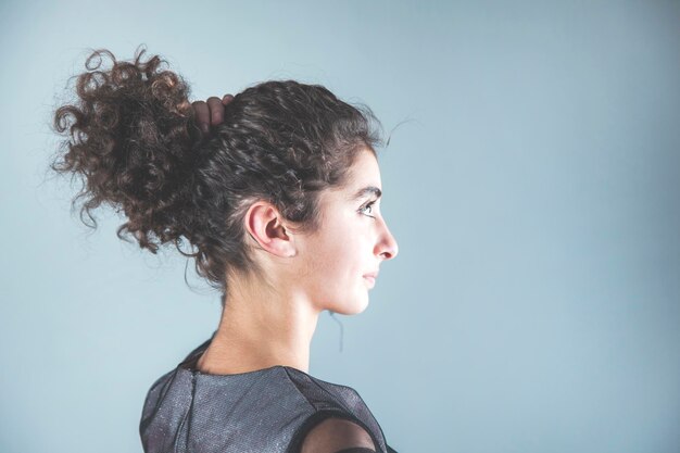 Rabo de cabelo de mão de mulher