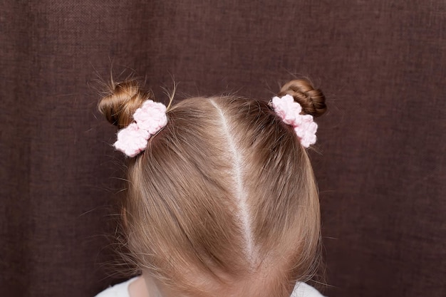 Rabo de cabelo na cabeça da menina Penteado