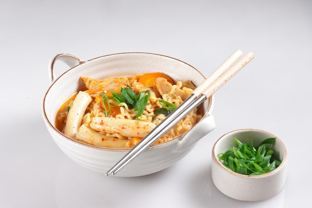 Rabokki é macarrão instantâneo coreano com bolo de arroz coreano e bolo de peixe.