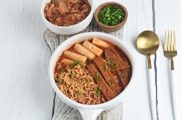 Rabokki é ramen ou macarrão instantâneo coreano e tteokbokki em molho coreano picante