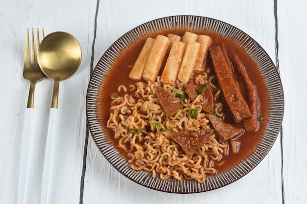 Rabokki ist Ramen oder koreanische Instant-Nudeln und Tteokbokki in scharfer koreanischer Sauce