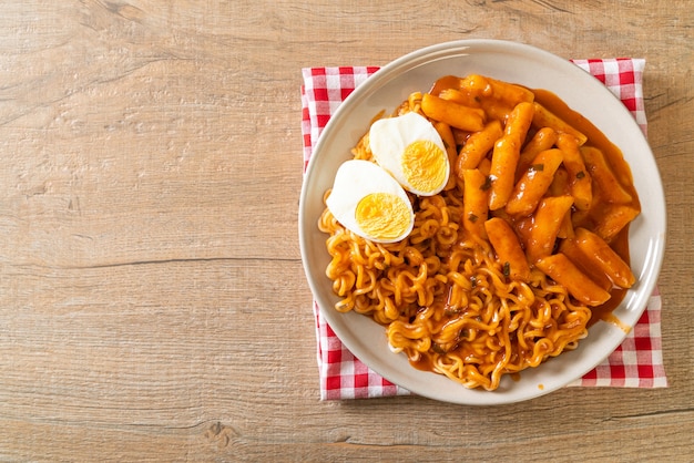 Rabokki (ramen o fideos instantáneos coreanos y Tteokbokki) en salsa coreana picante - estilo de comida coreana