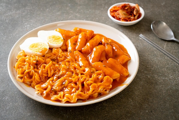 Rabokki (ramen o fideos instantáneos coreanos y Tteokbokki) en salsa coreana picante - estilo de comida coreana