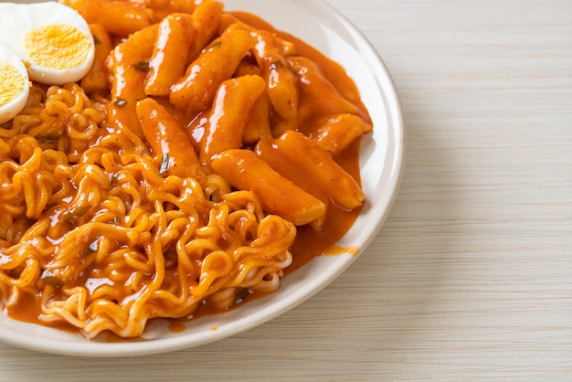 Rabokki (Ramen oder koreanische Instantnudel und Tteokbokki) in würziger koreanischer Sauce - koreanische Küche