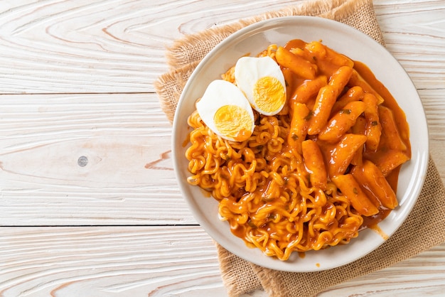 Rabokki (ramen ou macarrão instantâneo coreano e tteokbokki) em molho coreano picante - estilo de comida coreana