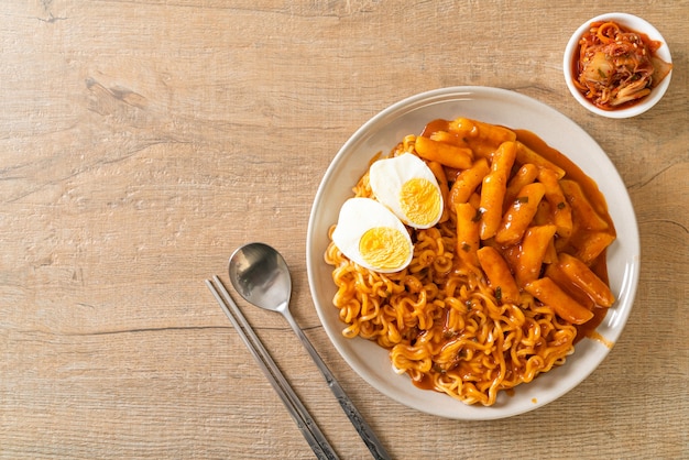 Rabokki (ramen ou macarrão instantâneo coreano e tteokbokki) em molho coreano picante - estilo de comida coreana