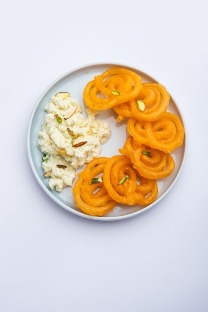 Rabri jalebi ou imarati com rabdi feito de leite condensado, famosa sobremesa doce da índia