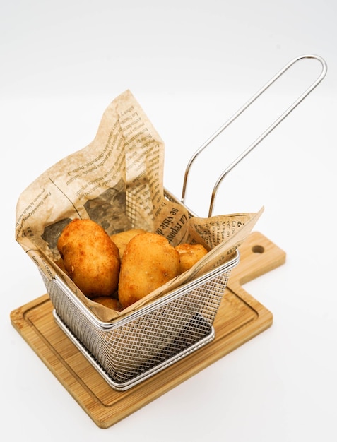 Ração de palitos de mussarela e nuggets em um bar