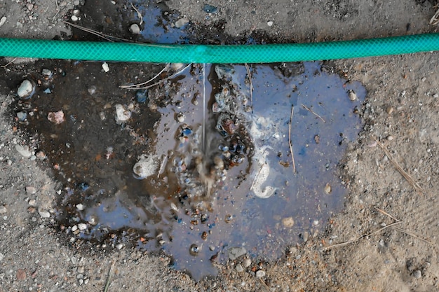 Rachadura na mangueira de irrigação Mangueira danificada