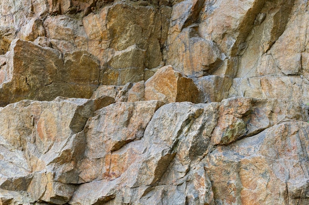 Rachaduras na rocha granítica devido à atividade humana. Destruição da rocha de granito da montanha após a explosão. Conceito de problemas ambientais