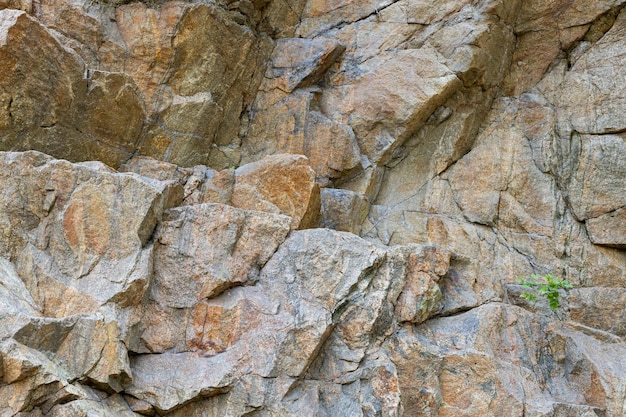 Rachaduras na rocha granítica devido à atividade humana. Destruição da rocha de granito da montanha após a explosão. Conceito de problemas ambientais
